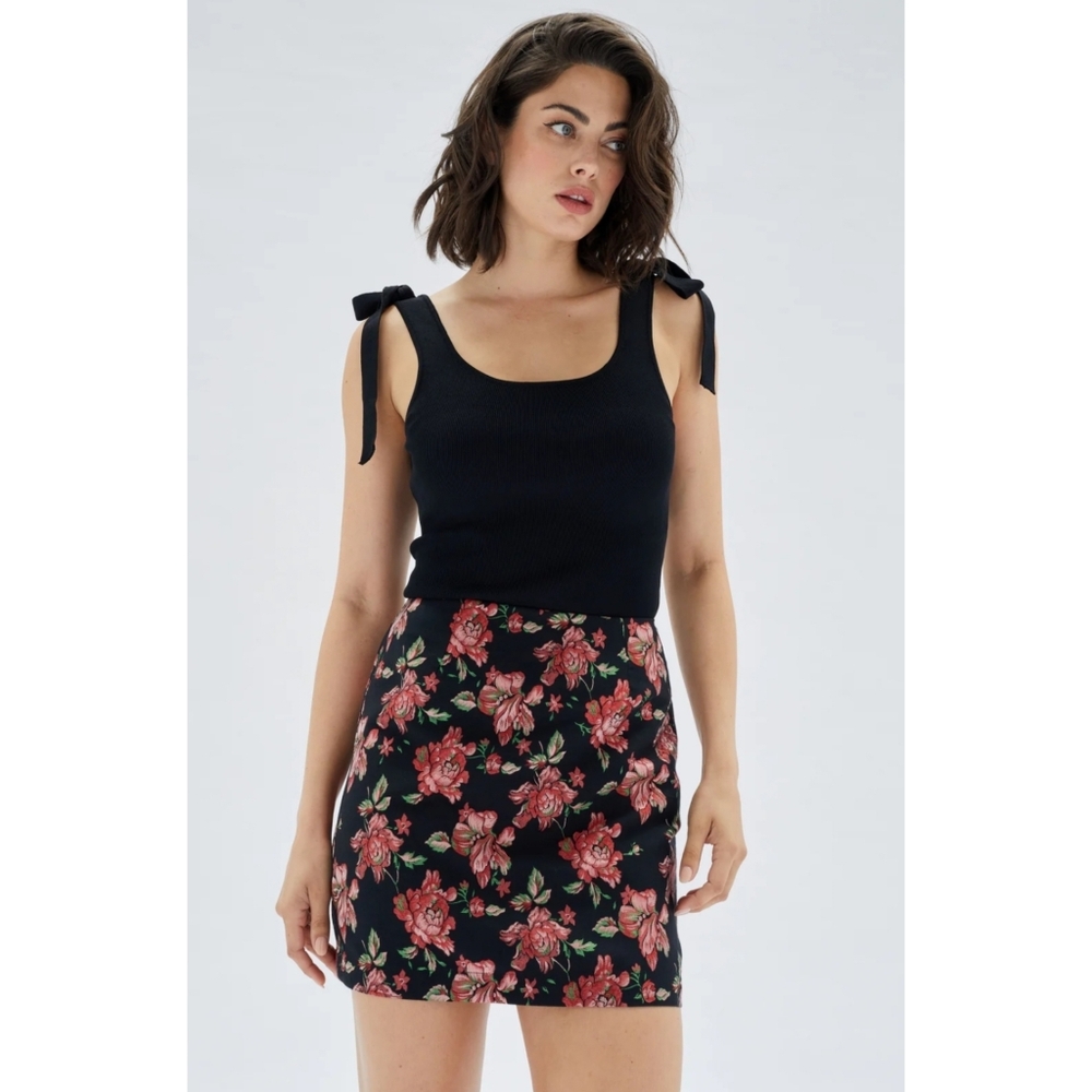 NWT MINKPINK Larache Floral Mini Skirt. Size Medium, Color Black Floral